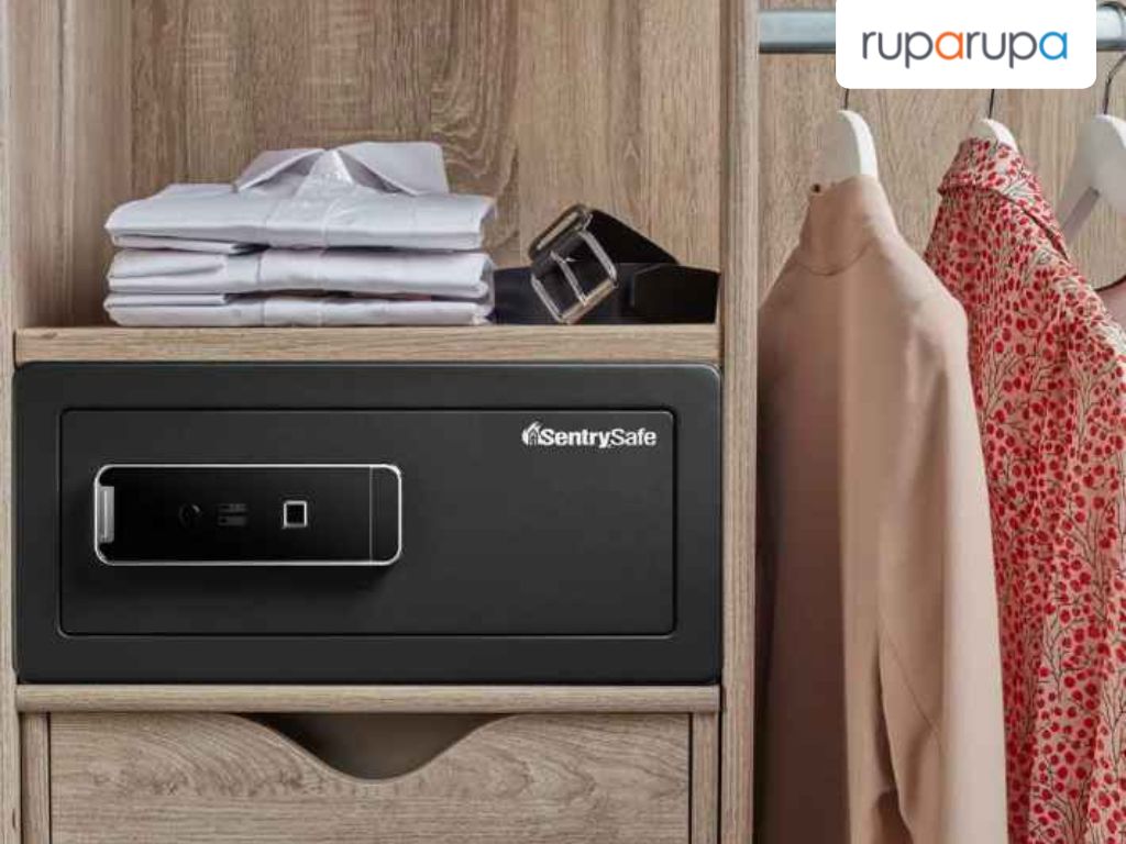 menyimpan brankas di rumah