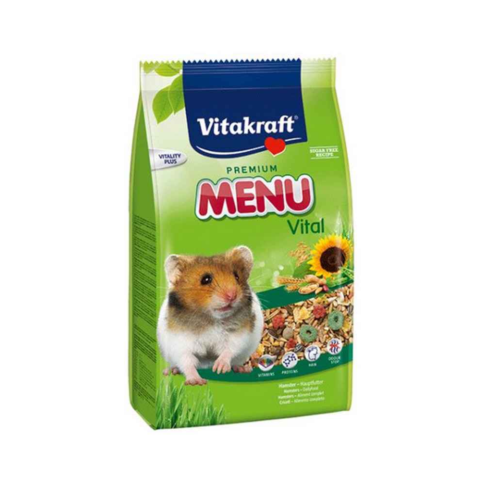 membersihkan kandang hamster