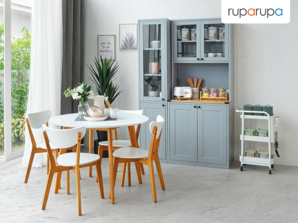 ruang makan dengan cahaya alami