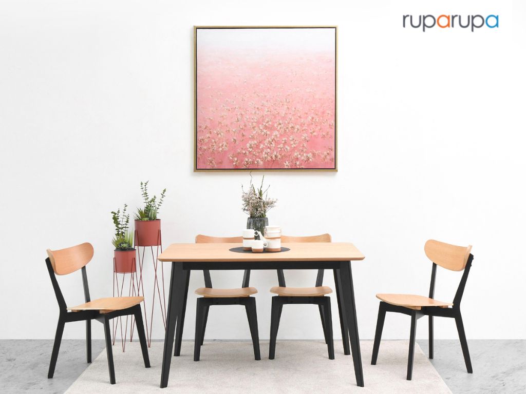 ruang makan dengan lukisan