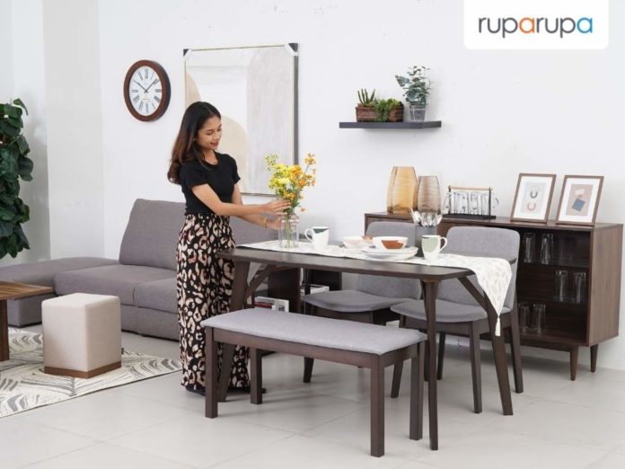 tips menata bunga di meja makan