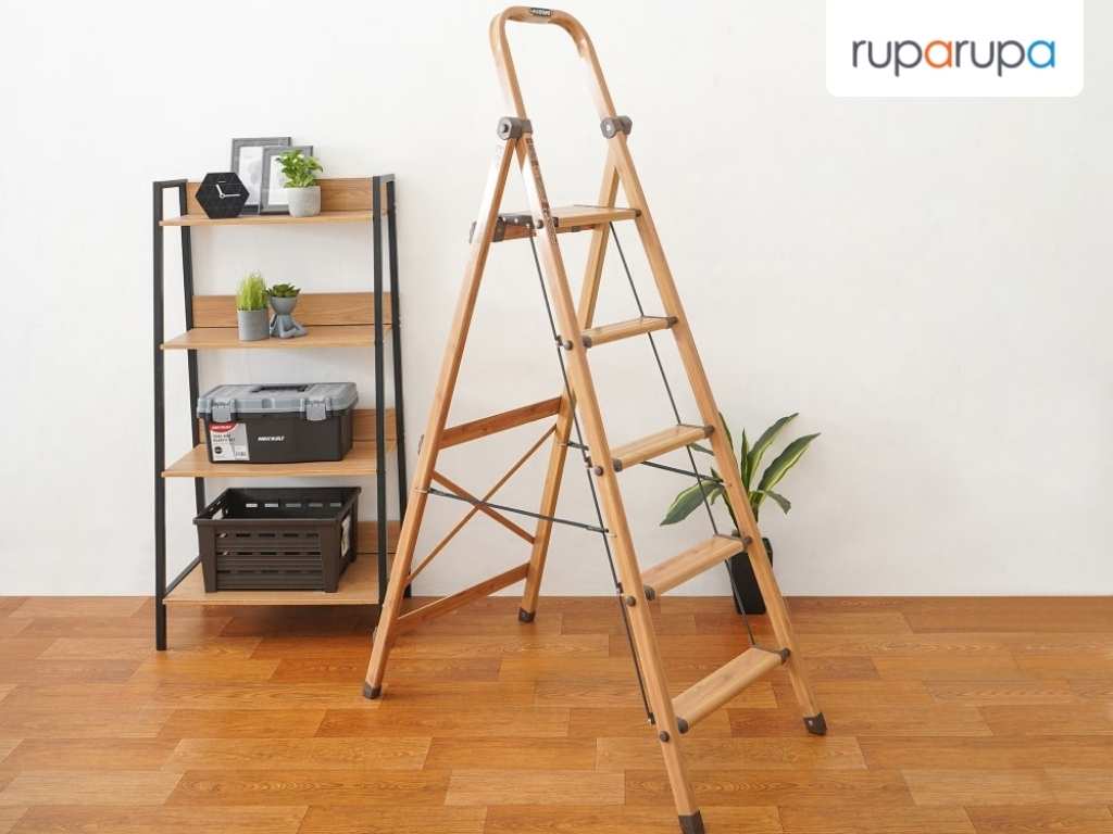 menggunakan tangga lipat