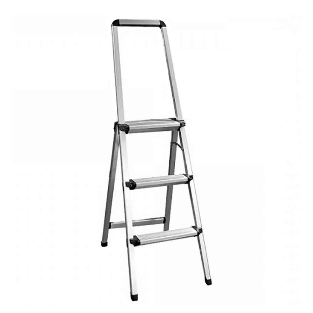 menggunakan tangga lipat