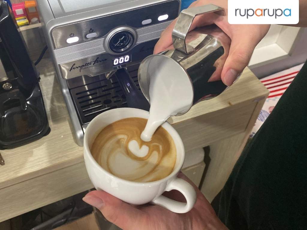 cara membuat latte art bulat sedang