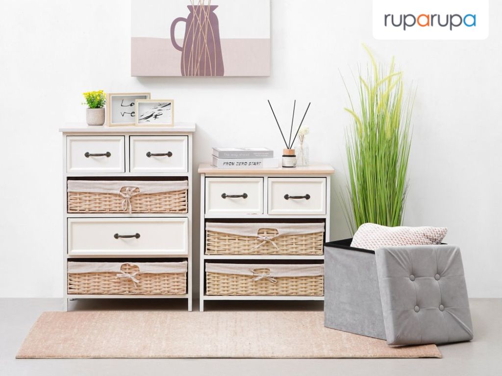 kursi ottoman dekat lemari