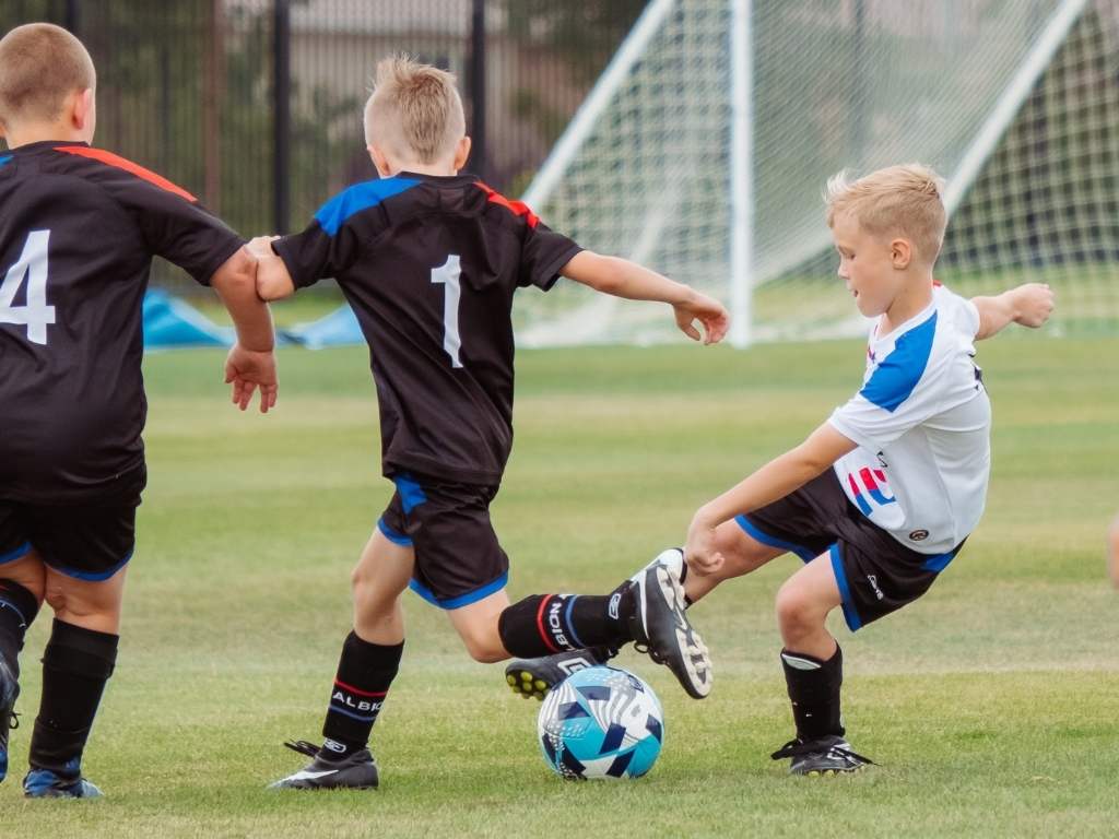 manfaat bermain bola bagi anak