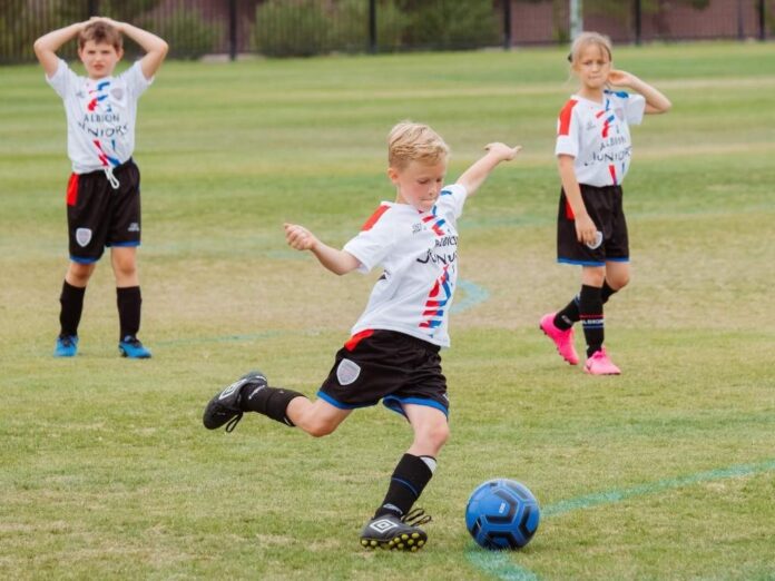 manfaat bermain bola bagi si kecil