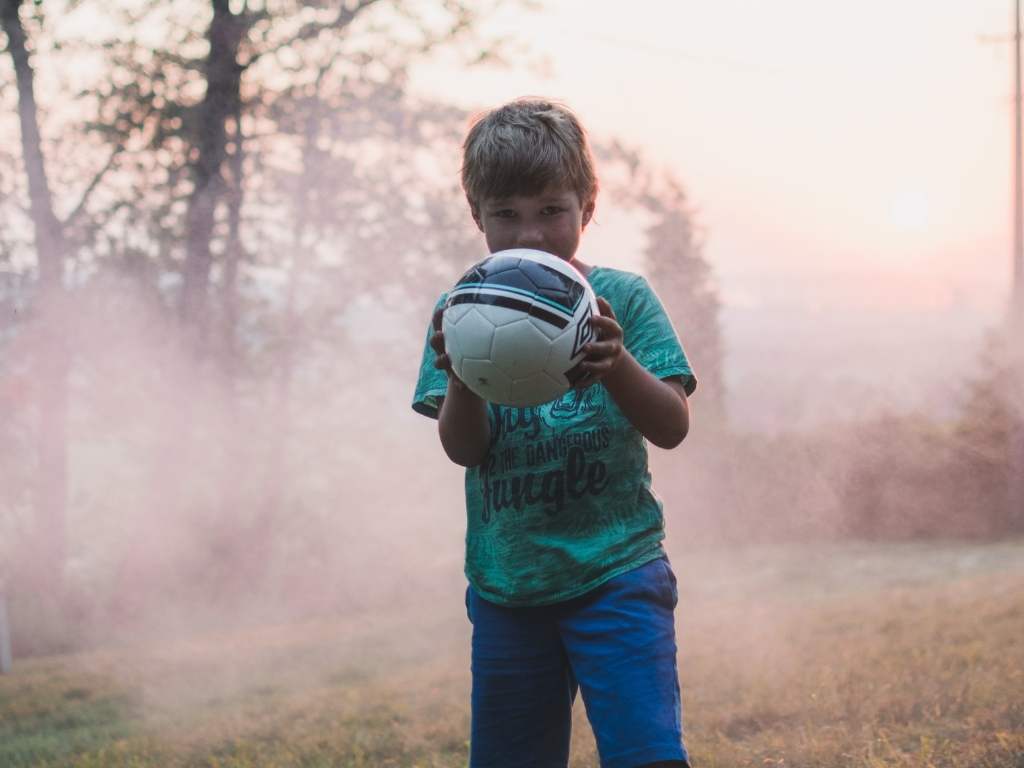 manfaat bermain sepak bola