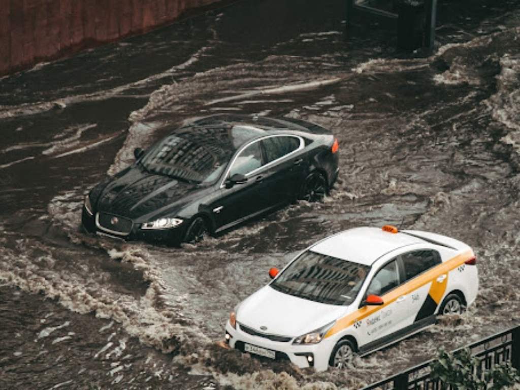 mobil mogok karena banjir Pastikan ketinggian air