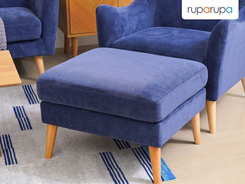 tata letak kursi ottoman depan sofa