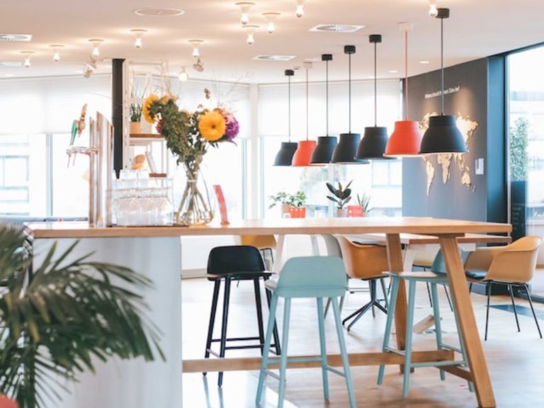 5 Jenis Tata Ruang Kantor yang Ideal Bagi Perusahaan - Blog ruparupa