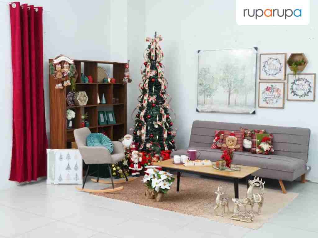 menghias pohon natal