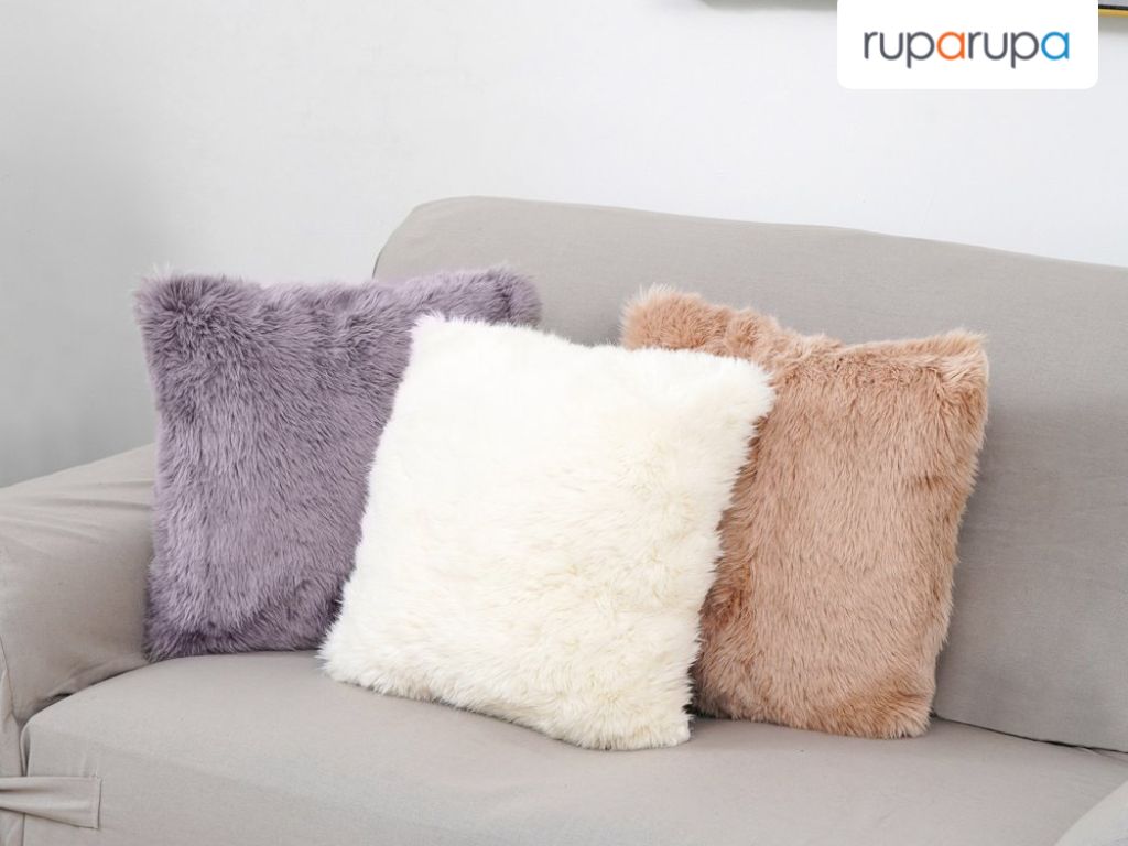 Informa 45x45 Cm Fuzzy Bantal Sofa Faux Fur - Abu-abu Bantal sofa dengan bulu yang nyaman dan lembut di kulit.