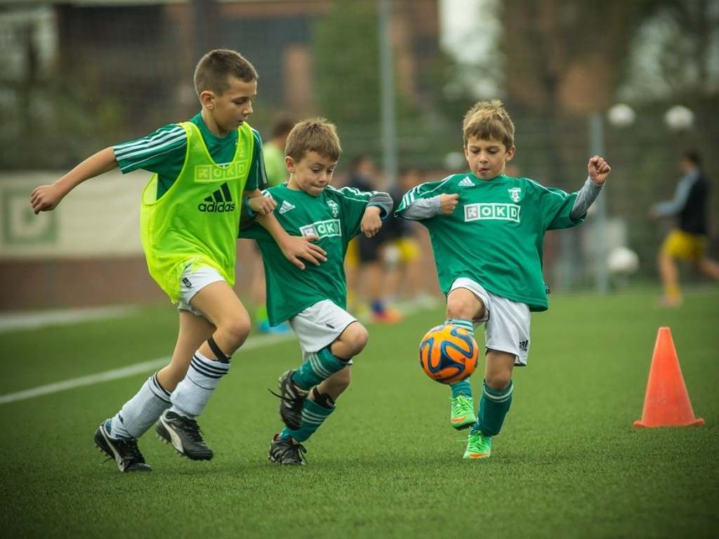 bermain sepak bola pertandingan kecil