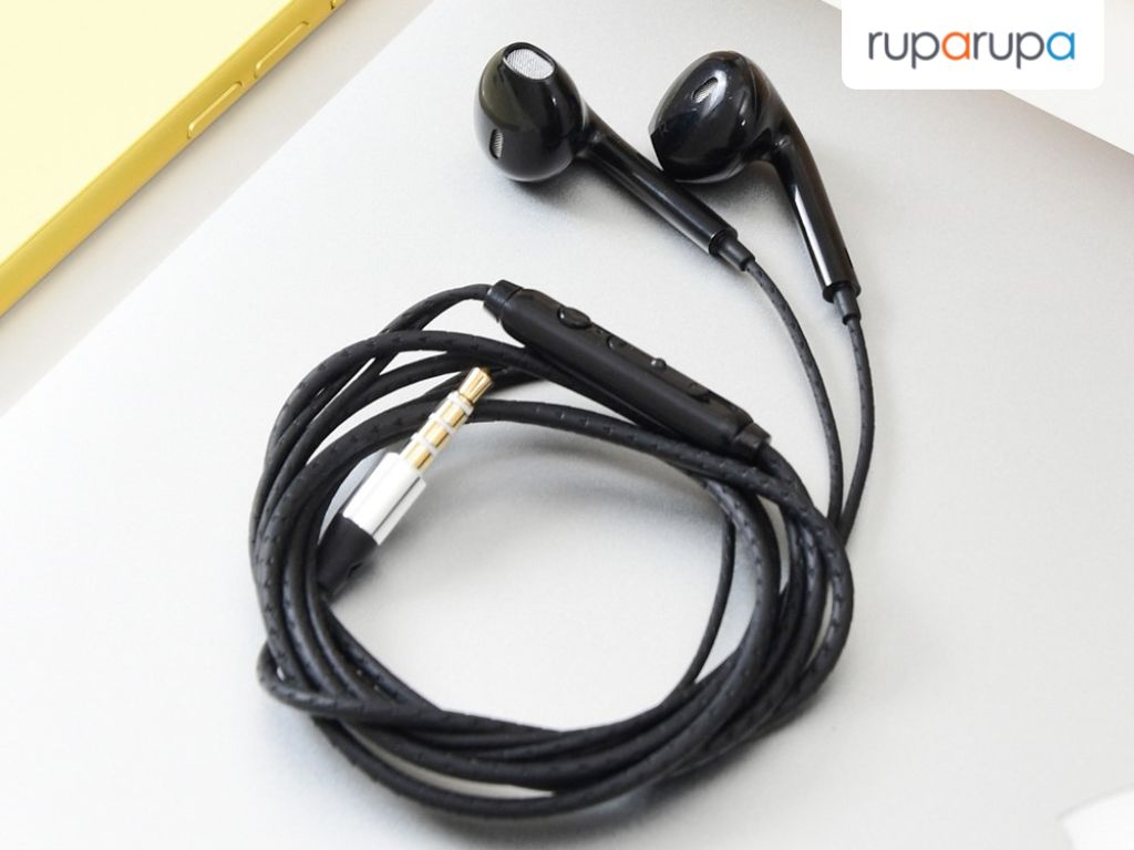 kado natal untuk teman kantor earphone