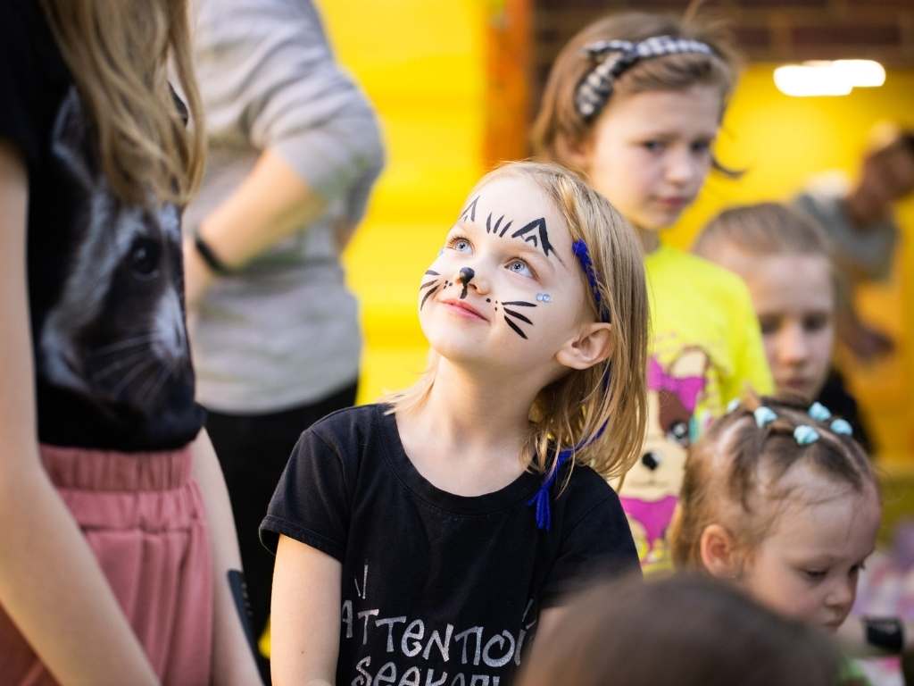 kegiatan hari anak pesta kostum