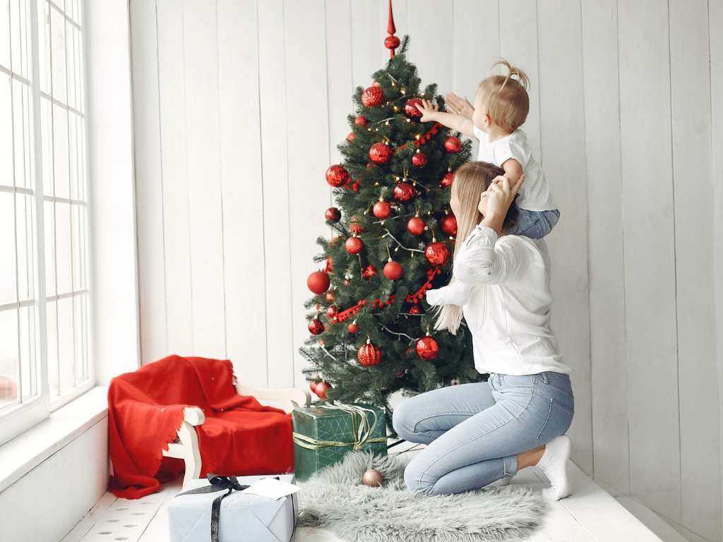 kegiatan hari natal anak dekorasi pohon