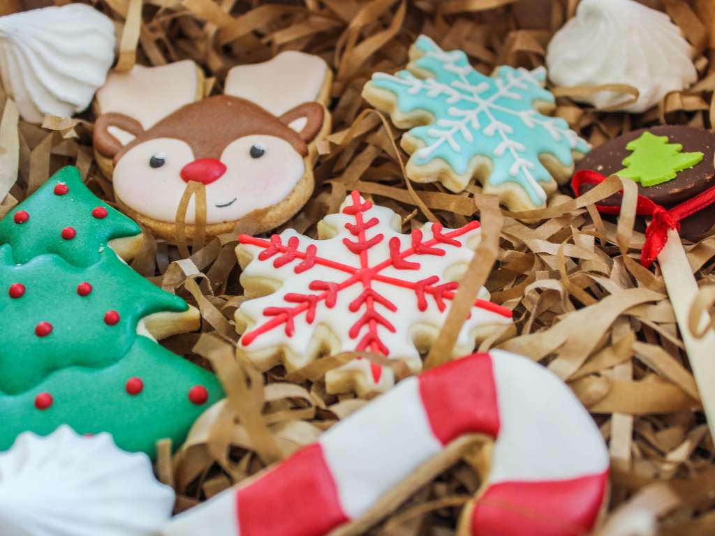 kegiatan hari natal anak menghias cookies