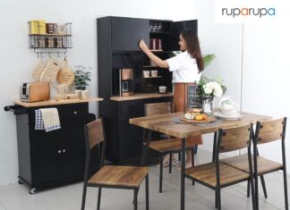 menata dapur serba hitam