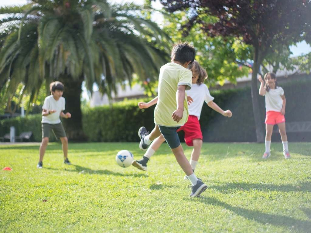 permainan seru sepak bola anak