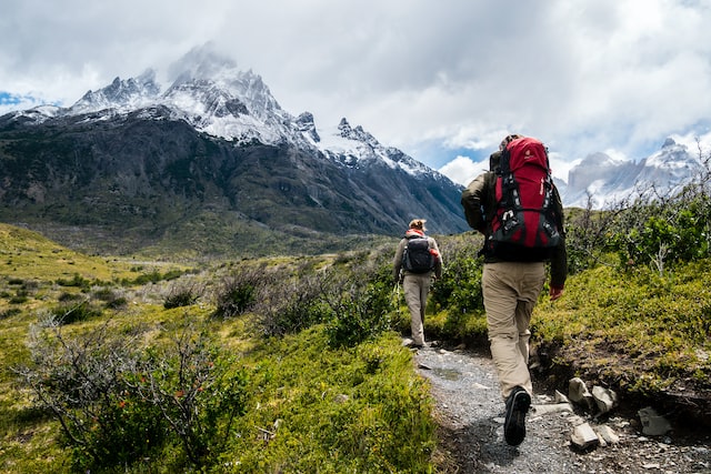 9 Perlengkapan Naik Gunung yang Wajib Dibawa - Blog ruparupa