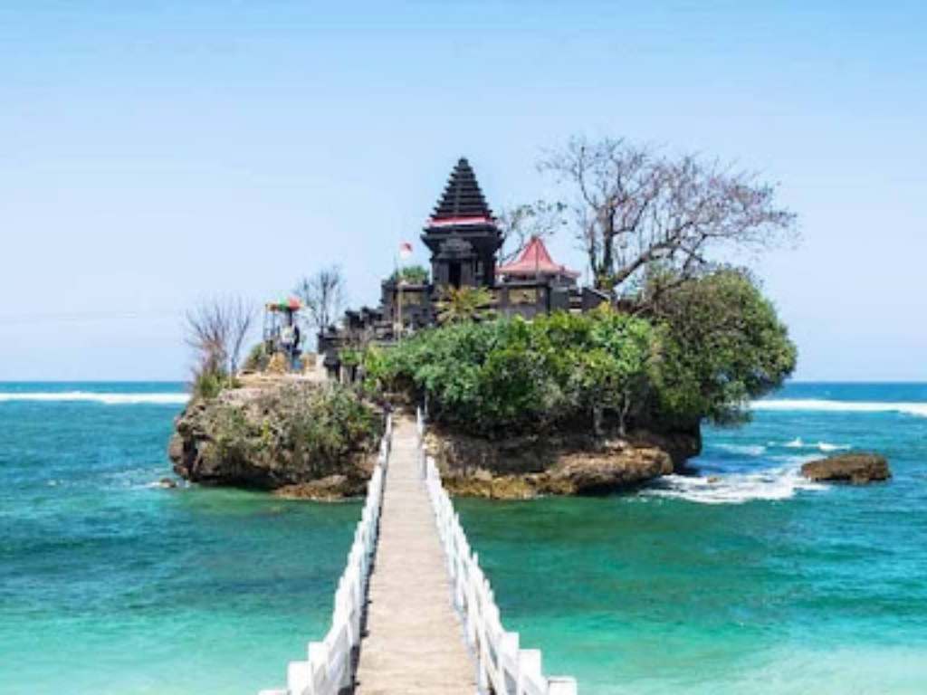 tempat wisata di malang Pantai Balekambang