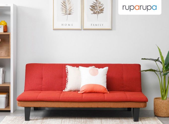 desain sofa merah ruang keluarga natural