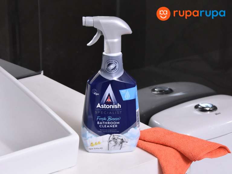 membersihkan keramik kamar mandi