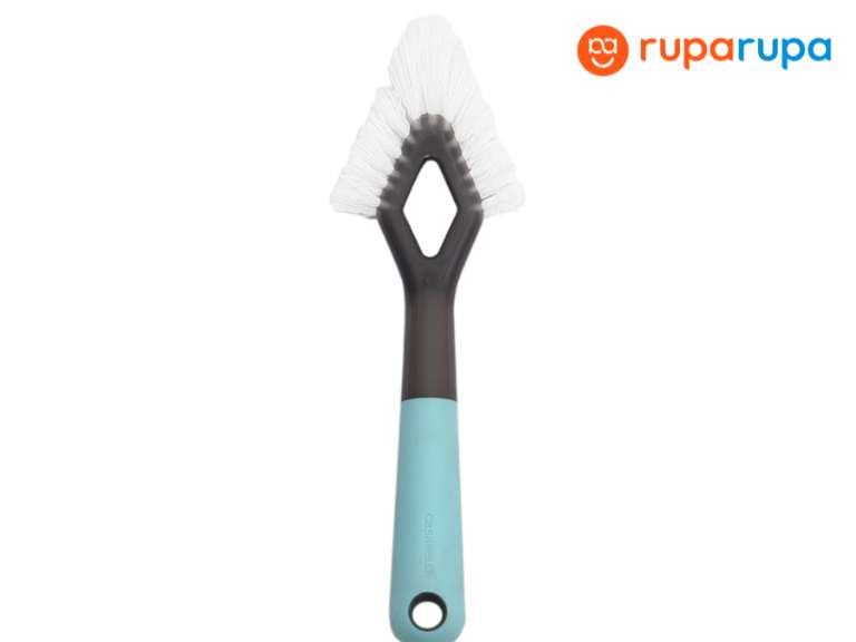 membersihkan keramik kamar mandi