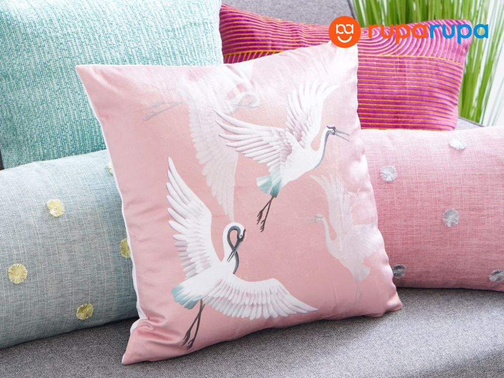 bantal sofa bernuansa pink